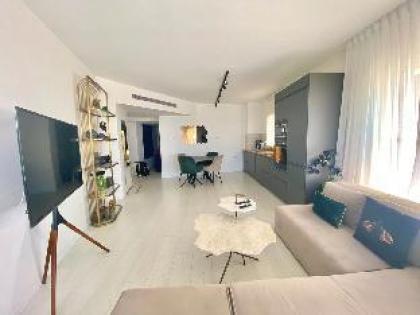 Stunning Sea View Apartment! on the beach!!! - image 2