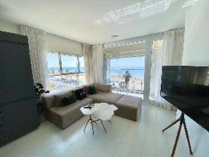 Stunning Sea View Apartment! on the beach!!! - image 3