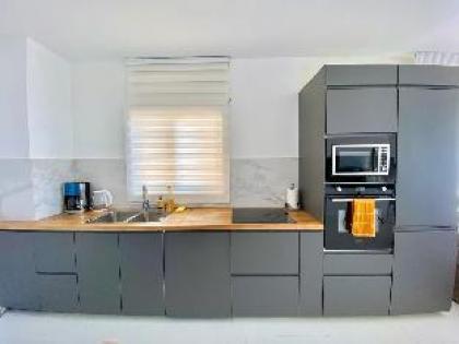 Stunning Sea View Apartment! on the beach!!! - image 7