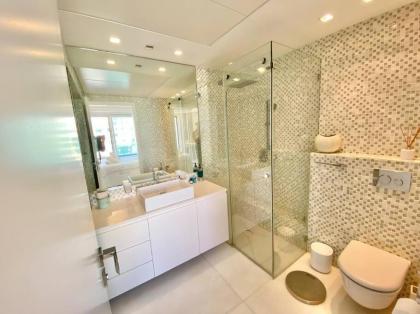 Amazing Sea view APT with parking at Royal Beach - By Beach Apartments TLV - image 11