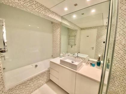 Amazing Sea view APT with parking at Royal Beach - By Beach Apartments TLV - image 5