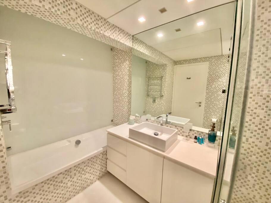 Amazing Sea view APT with parking at Royal Beach - By Beach Apartments TLV - image 5