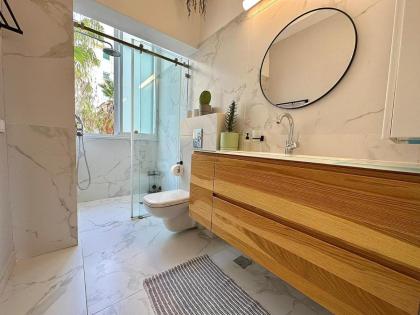 LUXURY SEA VIEW APARTMENTS - image 3