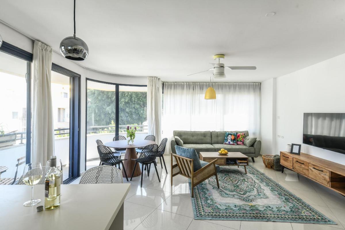Chic 3BR Apt w Balcony & Parking by Tel Aviv Port by Sea N' Rent - main image
