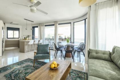 Chic 3BR Apt w Balcony & Parking by Tel Aviv Port by Sea N' Rent - image 2