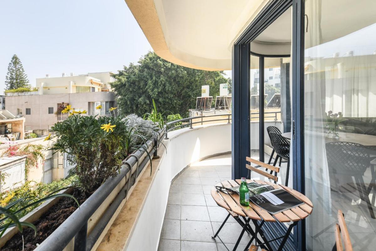 Chic 3BR Apt w Balcony & Parking by Tel Aviv Port by Sea N' Rent - image 7
