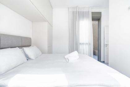 Luxury Beach 3BR Tel Aviv by Airsuite - image 9