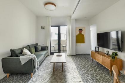 Homey 2 BR Apt w Spacious Balcony 5-min from Beach by Sea N' Rent
