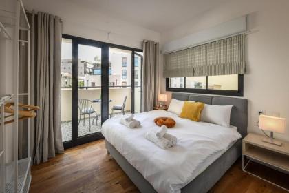 Homey 2 BR Apt w Spacious Balcony 5-min from Beach by Sea N' Rent - image 2