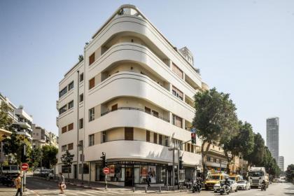 Homey 2 BR Apt w Spacious Balcony 5-min from Beach by Sea N' Rent - image 4