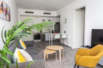 Arenda Tel Aviv Apartments by the Beach with shelter - image 12