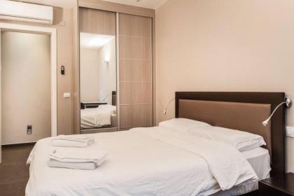 Luxury 3BR Apt Centrally Located & 5-min to Beach by Sea N' Rent - image 11