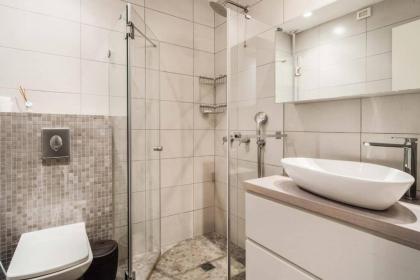 Luxury 3BR Apt Centrally Located & 5-min to Beach by Sea N' Rent - image 18