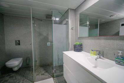 Garden Apartment 4BR With Hot Tub By Nimizz - image 20