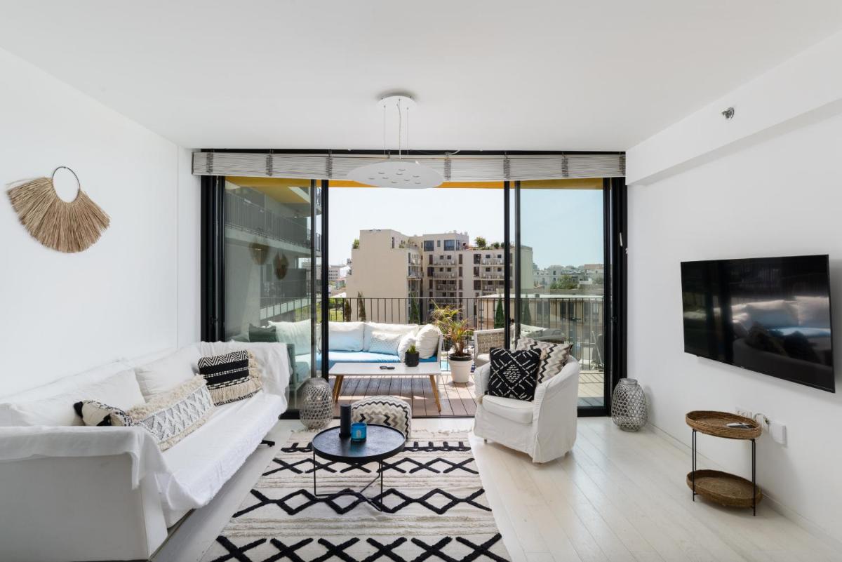 Bright & Chic Condo with Pool & Unique View by FeelHome - main image