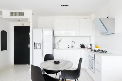 Bright & Chic Condo with Pool & Unique View by FeelHome - image 11