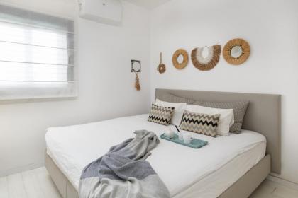 Bright & Chic Condo with Pool & Unique View by FeelHome - image 13