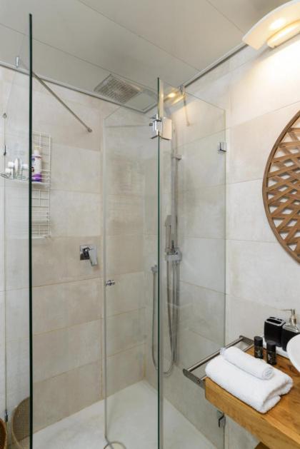Bright & Chic Condo with Pool & Unique View by FeelHome - image 19