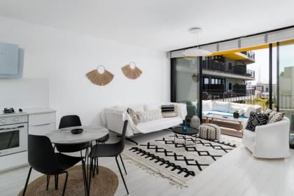 Bright & Chic Condo with Pool & Unique View by FeelHome - image 2