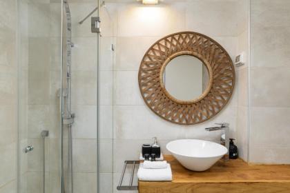 Bright & Chic Condo with Pool & Unique View by FeelHome - image 20