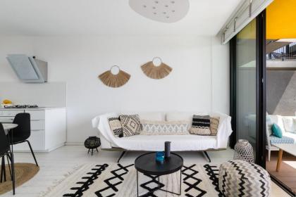 Bright & Chic Condo with Pool & Unique View by FeelHome - image 3