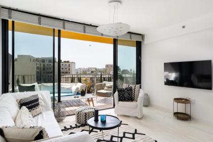 Bright & Chic Condo with Pool & Unique View by FeelHome - image 4