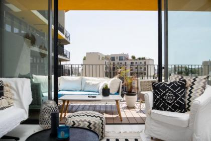 Bright & Chic Condo with Pool & Unique View by FeelHome - image 5