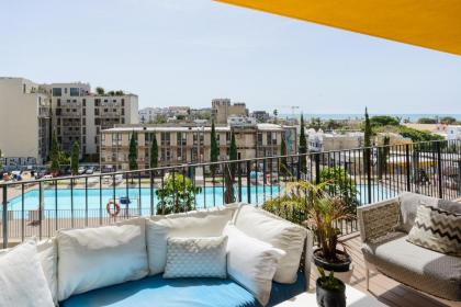 Bright & Chic Condo with Pool & Unique View by FeelHome - image 6