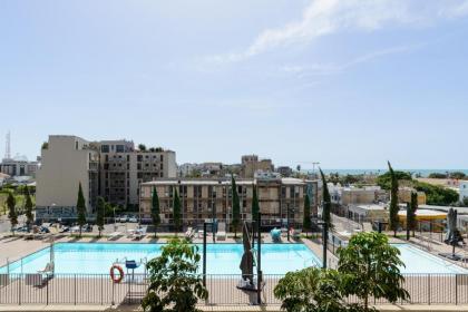 Bright & Chic Condo with Pool & Unique View by FeelHome - image 7