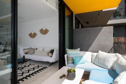 Bright & Chic Condo with Pool & Unique View by FeelHome - image 8