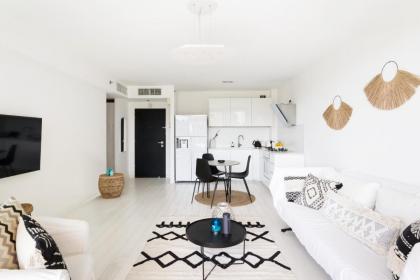 Bright & Chic Condo with Pool & Unique View by FeelHome - image 9