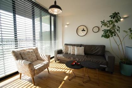 Neve Tzedek Luxury Apartment By Nimizz - image 11