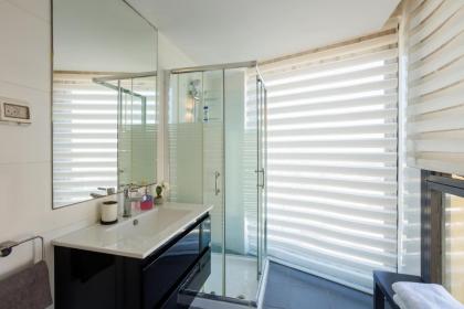 Neve Tzedek Luxury Apartment By Nimizz - image 18