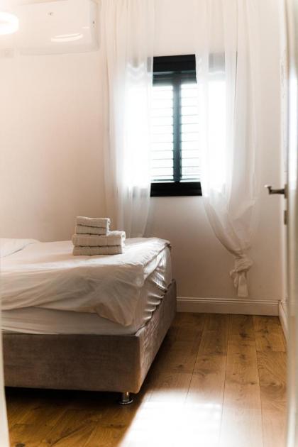 Neve Tzedek Luxury Apartment By Nimizz - image 8