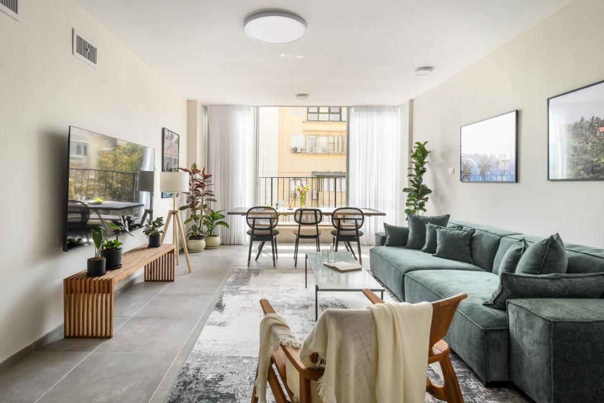 Spacious & Bright 3BR Apt Near the Beach & Port by Sea N' Rent - main image