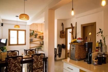 Boarding house n the Carmel market - image 15