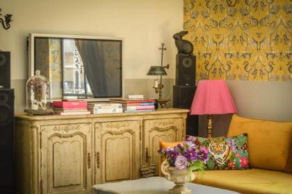 Elegant 1BR Apt w Balcony in the heart of the City by Sea N' Rent - image 11