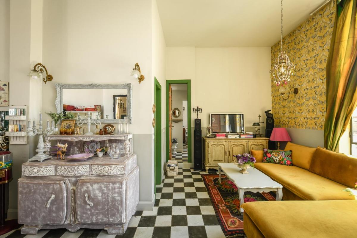 Elegant 1BR Apt w Balcony in the heart of the City by Sea N' Rent - image 4