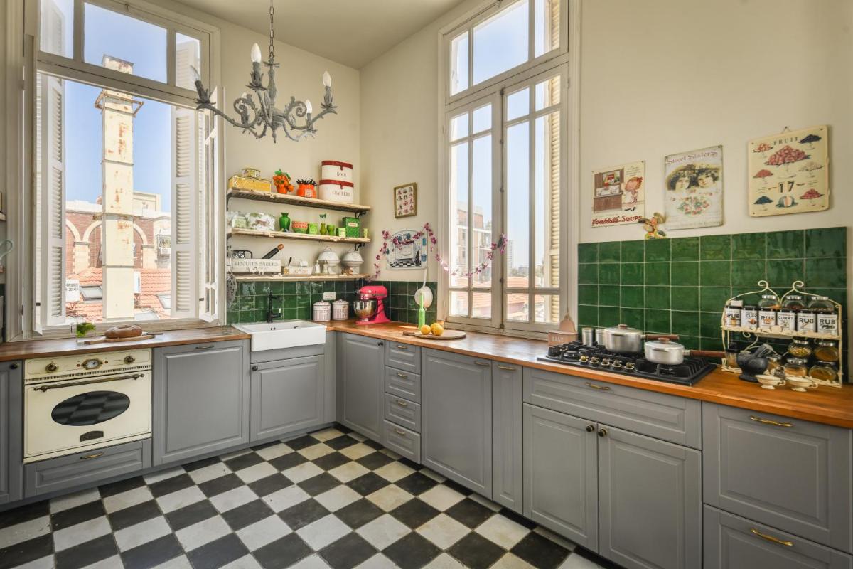 Elegant 1BR Apt w Balcony in the heart of the City by Sea N' Rent - image 5