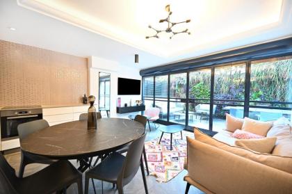 Stylish 3BR Garden Apartment Steps from the Beach - image 4