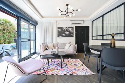 Stylish 3BR Garden Apartment Steps from the Beach - image 8