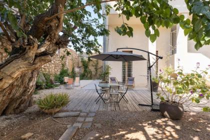 Secret Garden in Jaffa + Free Parking