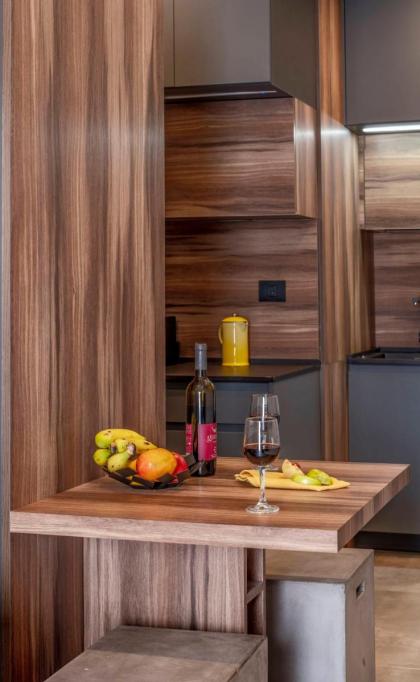 Stylish Studio Apt w Balcony 3-min From the Beach - image 9