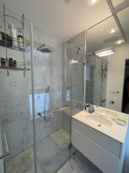Modern Beachfront Haven 3BR w/parking by HolyGuest - image 7