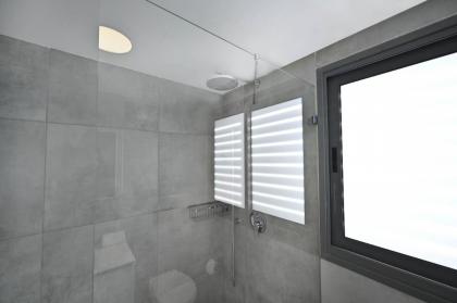 Glamorous 3BR Penthouse near Rothschild Boulevard - image 11