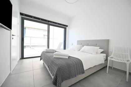 Glamorous 3BR Penthouse near Rothschild Boulevard - image 12