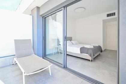 Glamorous 3BR Penthouse near Rothschild Boulevard - image 13