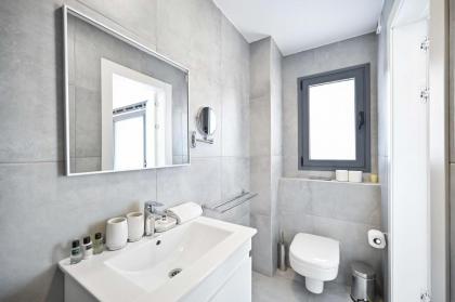 Glamorous 3BR Penthouse near Rothschild Boulevard - image 15