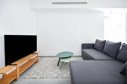 Glamorous 3BR Penthouse near Rothschild Boulevard - image 18