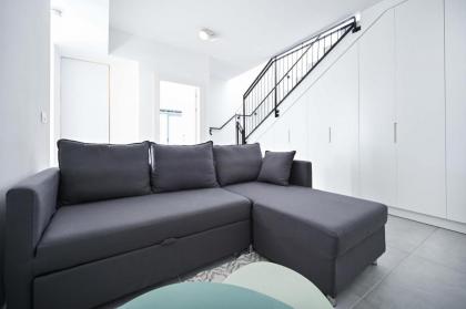 Glamorous 3BR Penthouse near Rothschild Boulevard - image 19